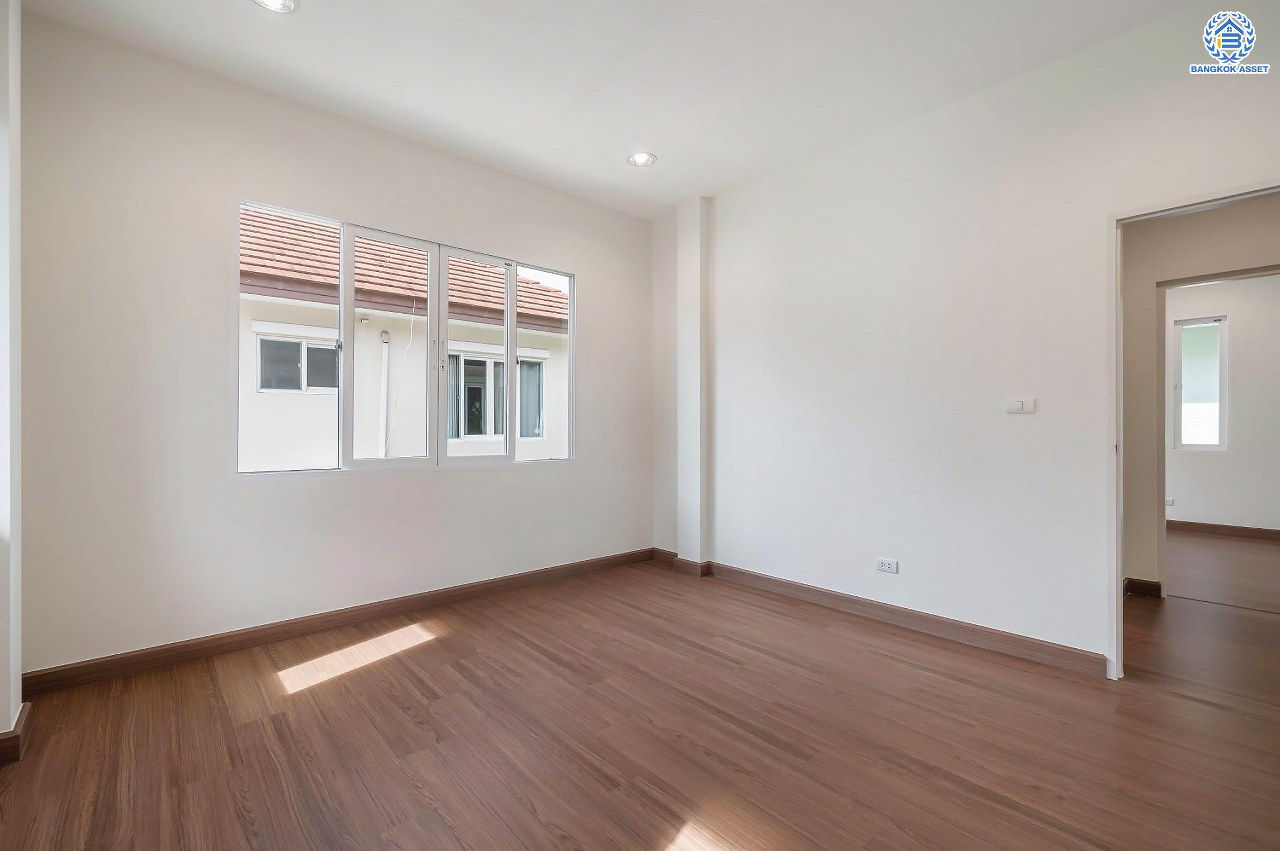 บ้านมือสองตกแต่งใหม่ โครงการ เดอะซิตี้2 พระราม5-ราชพฤกษ์ เนื้อที่ 62.5 ตร.ว. ดีไซน์ตอบทุกไลฟ์สไตล์ ฟังก์ชัน 3 ห้องนอน 3 ห้องน้ำ จอดรถได้ 2 คัน บนทำเลติดถนนใหญ่ เชื่อมต่อทุกเส้นทาง ใกล้จุดขึ้นทางด่วน "ศรีรัช" รายล้อมด้วยสิ่งอำนวยความสะดวกมากมาย